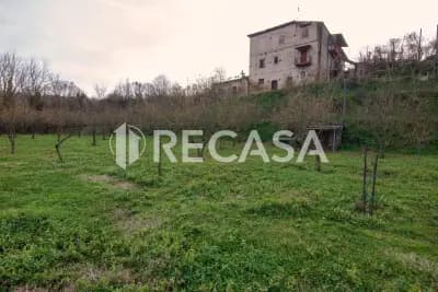 Fabbricato plurifamiliare con terreno