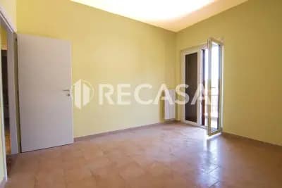 Appartamento con box e locale commerciale