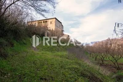 Fabbricato plurifamiliare con terreno