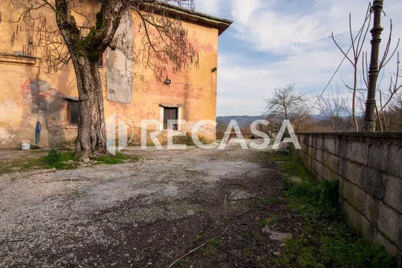 Fabbricato plurifamiliare con terreno