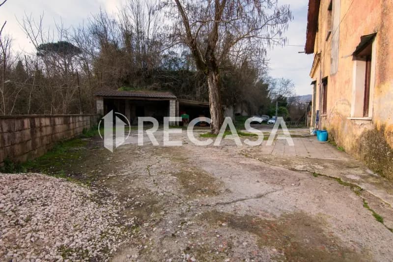 Fabbricato plurifamiliare con terreno