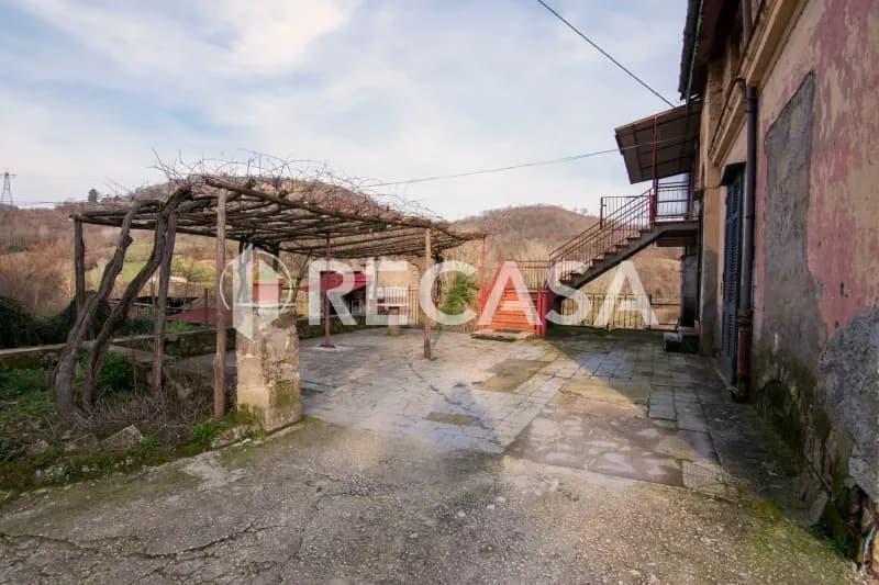 Fabbricato plurifamiliare con terreno