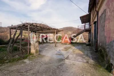 Fabbricato plurifamiliare con terreno