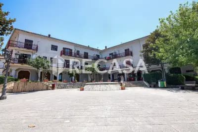 Appartamento con box e locale commerciale