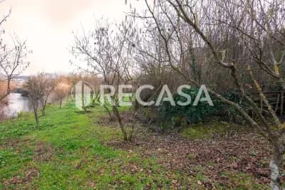 Fabbricato plurifamiliare con terreno