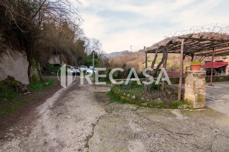 Esterno - Fabbricato plurifamiliare con terreno
