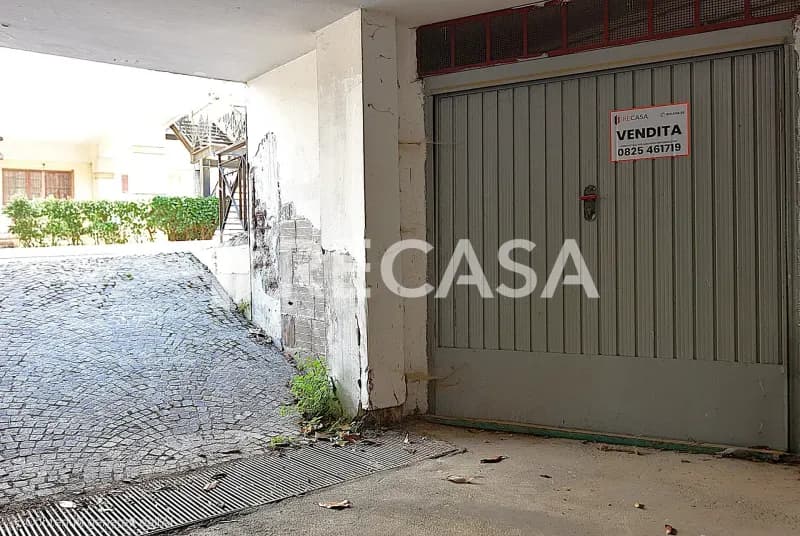Appartamento con box e locale commerciale