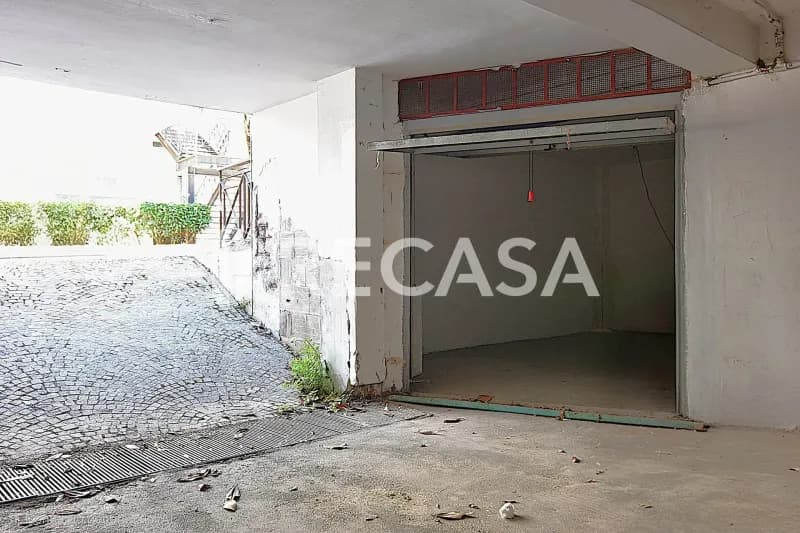Appartamento con box e locale commerciale