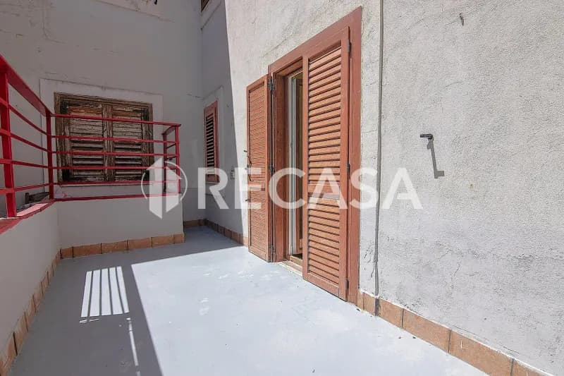 Appartamento con box e locale commerciale